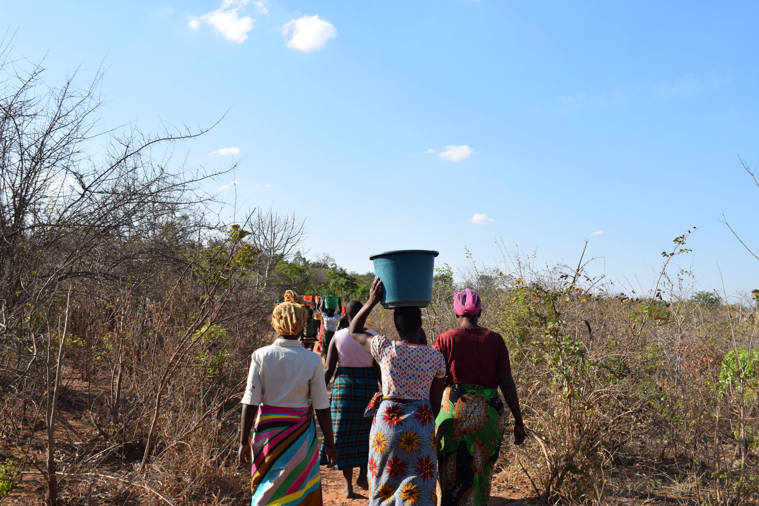 Women carry water from Chitete river